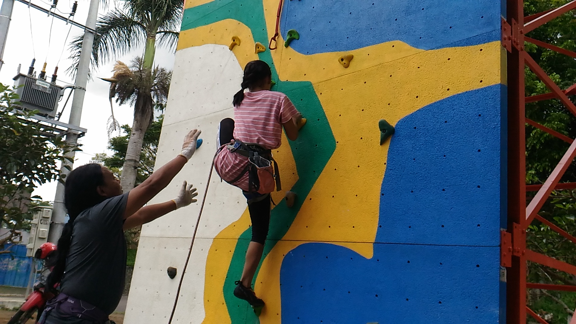 Hadiahkan Wall Climbing untuk Atlet Panjat Tebing | | KONI KOTA BATU